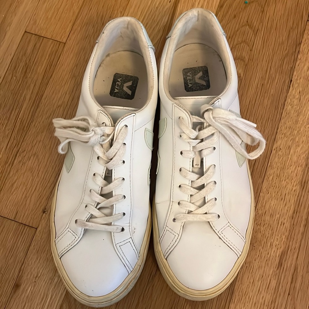 Veja leather sneaker